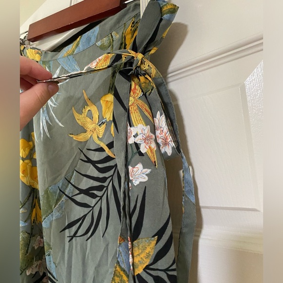 Tropical design wrap skirt. - Picture 2 of 4